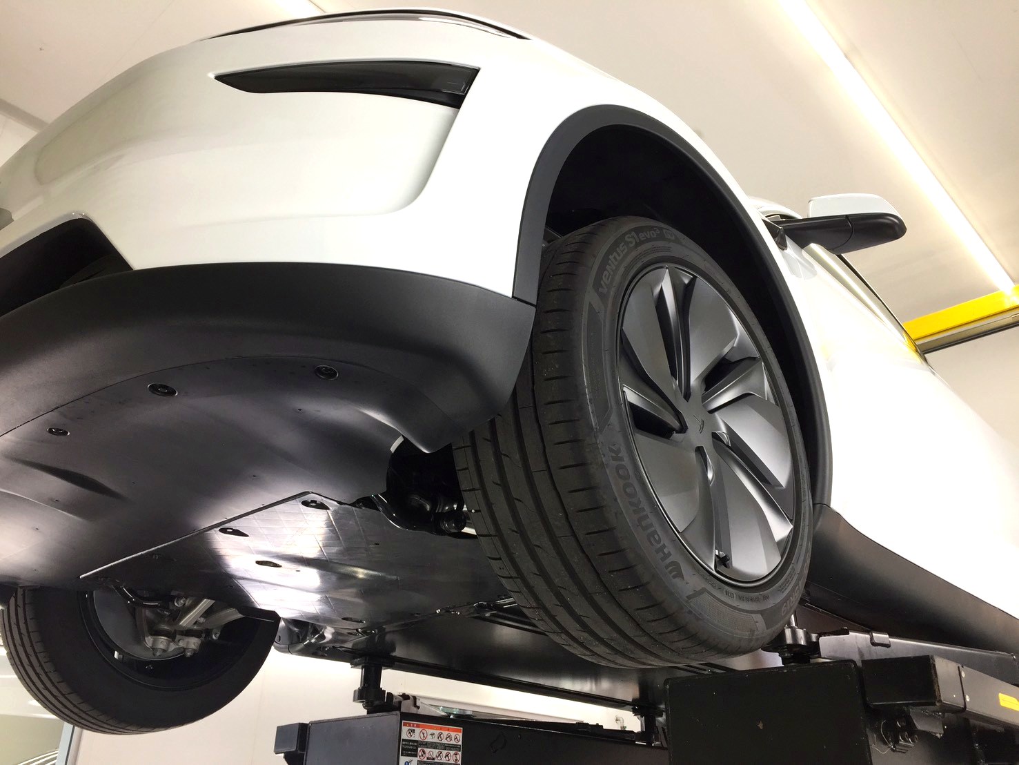 テスラ モデルY 特許カーコーティングRe216d 施術（RevoS・鹿児島霧島）