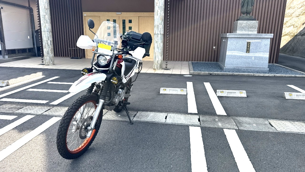 神社に停めたセロー