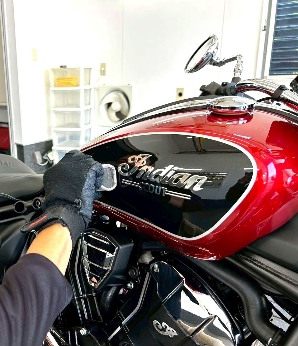 RevoS バイクコーティングを手作業で施術するカーコーティングマイスター