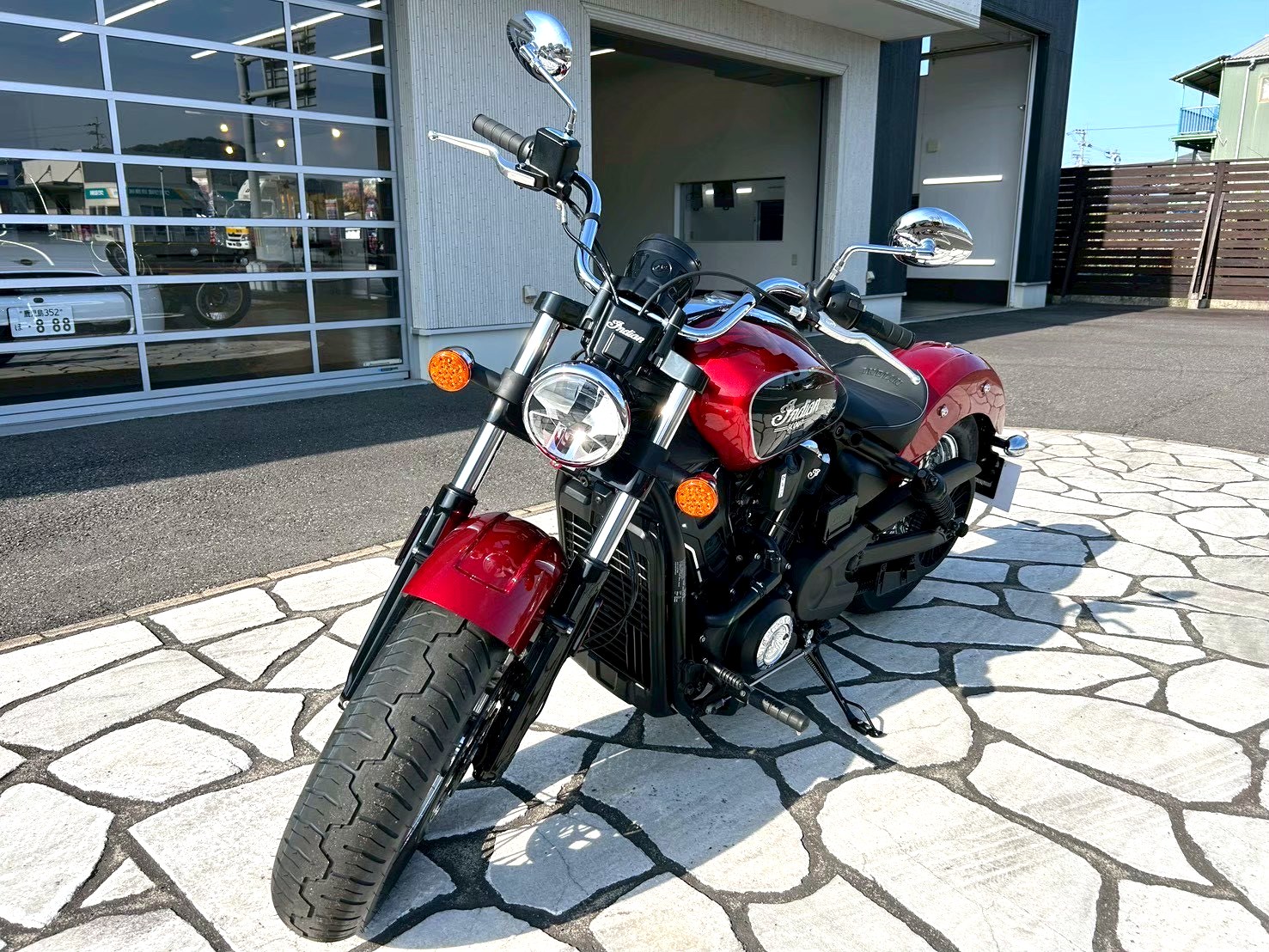 青空の下、輝くインディアン(バイクコーティング施術後)