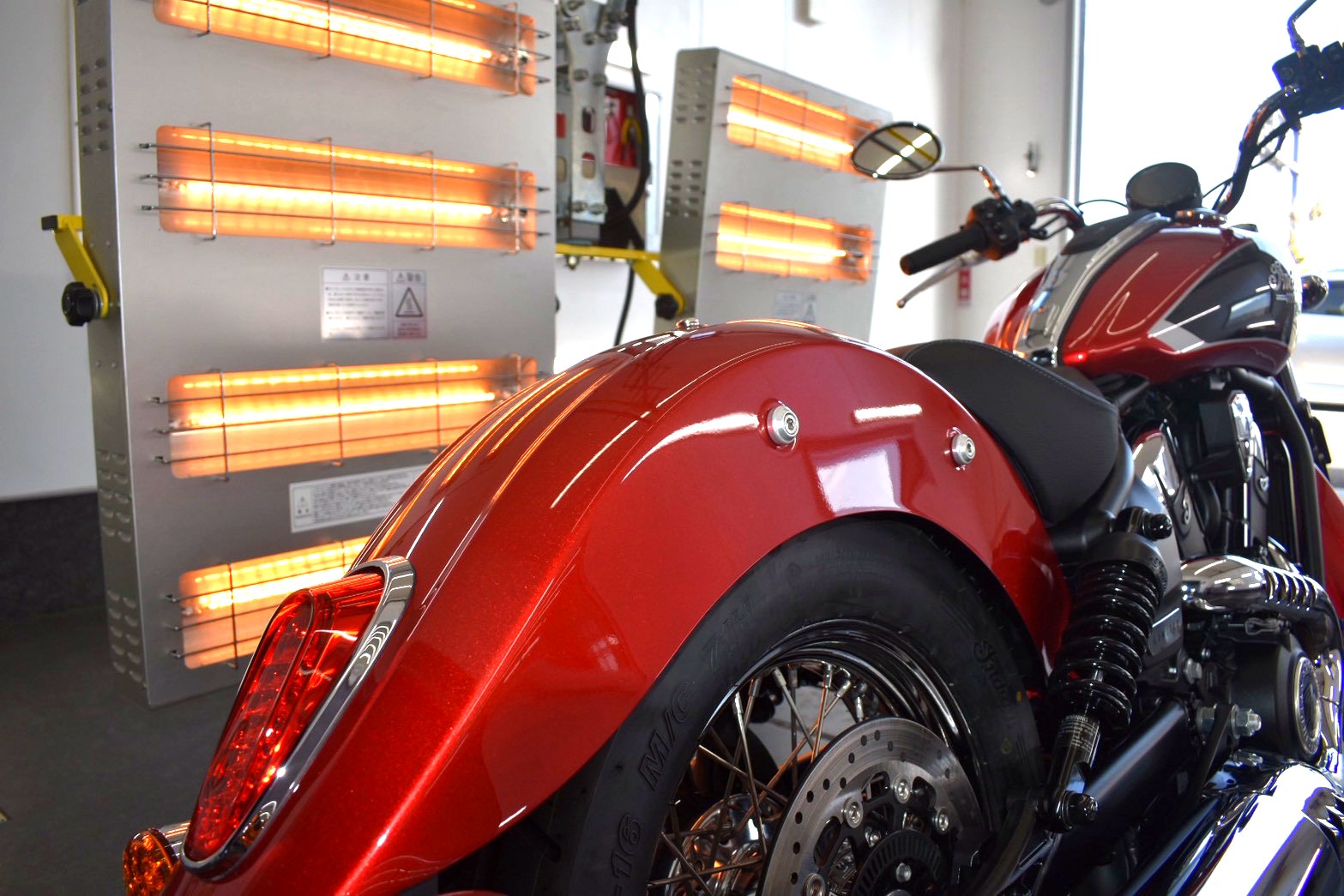 赤外線ヒーターで被膜を焼き付けるインディアンのバイクコーティング