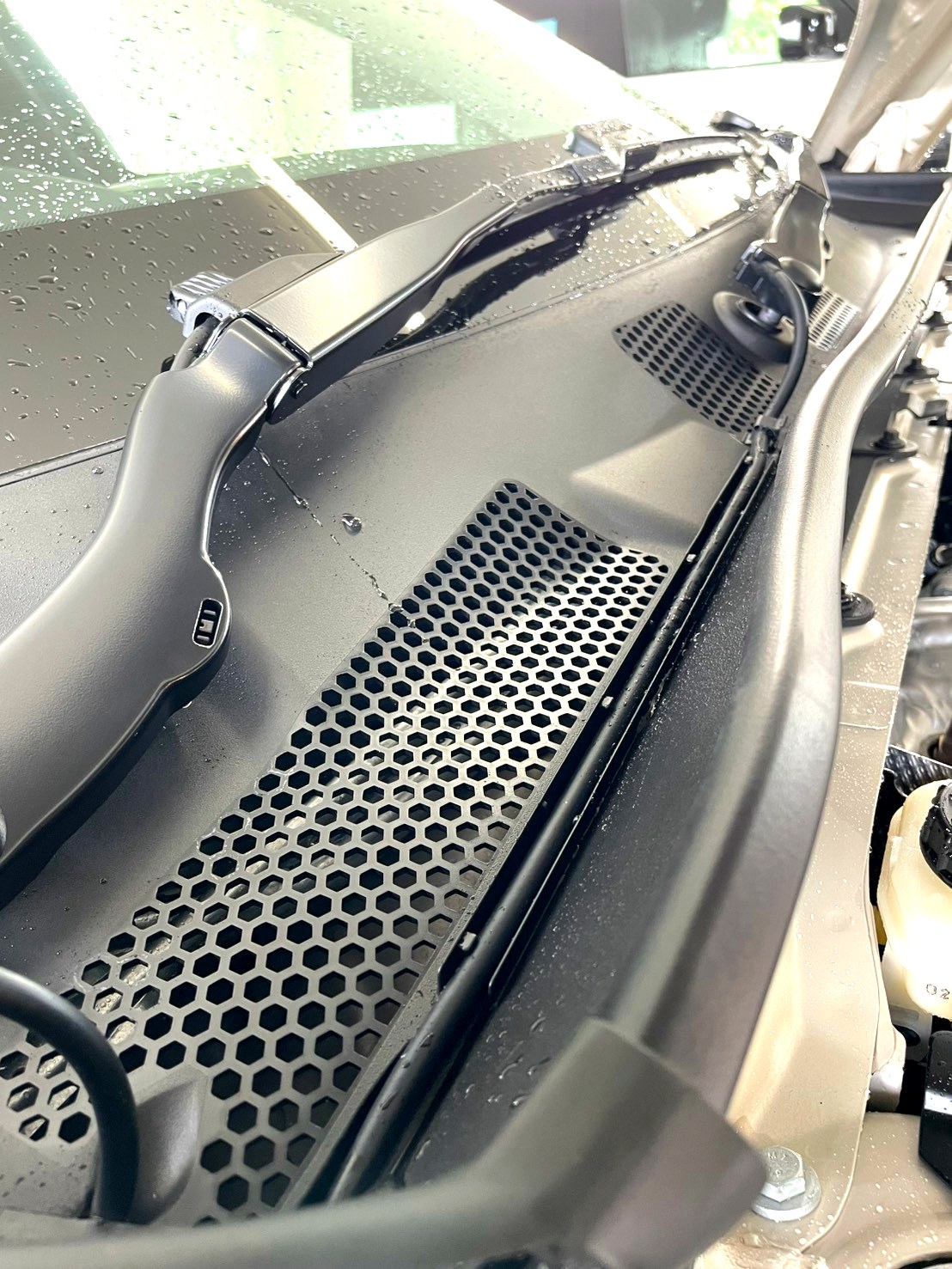 ボルボXC40 カウルトップの細部洗浄