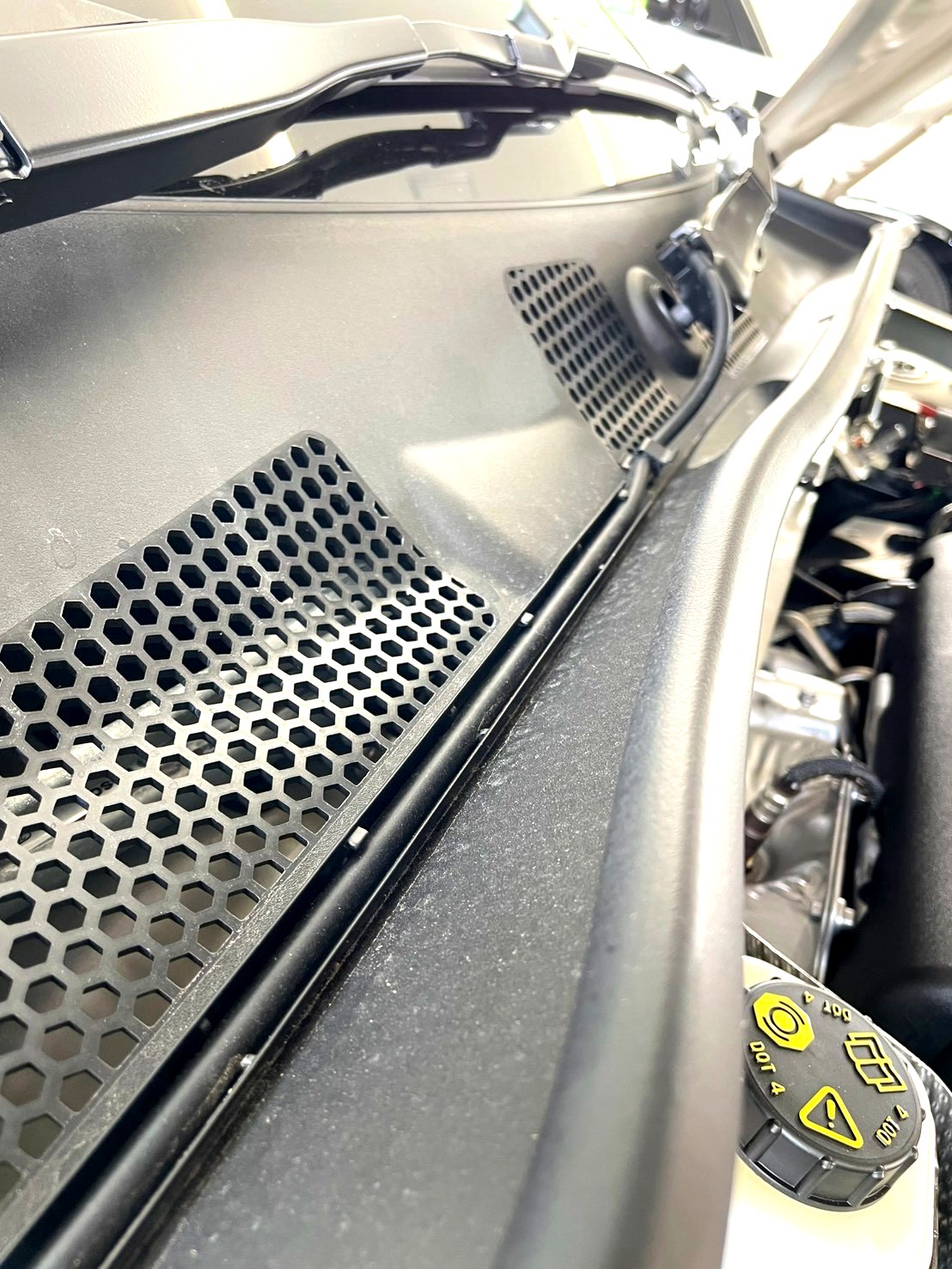 ボルボXC40 ワイパー付け根まで丁寧に洗浄