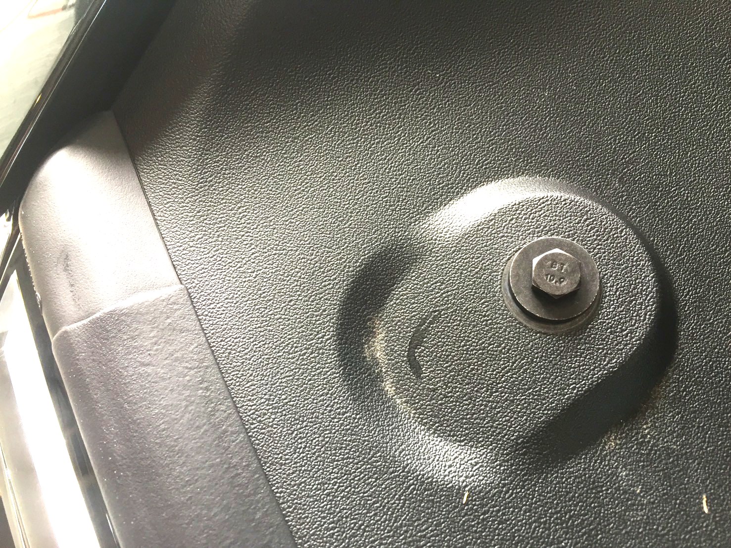 見えない細部まで丁寧に仕上げるRevoSのカーコーティング