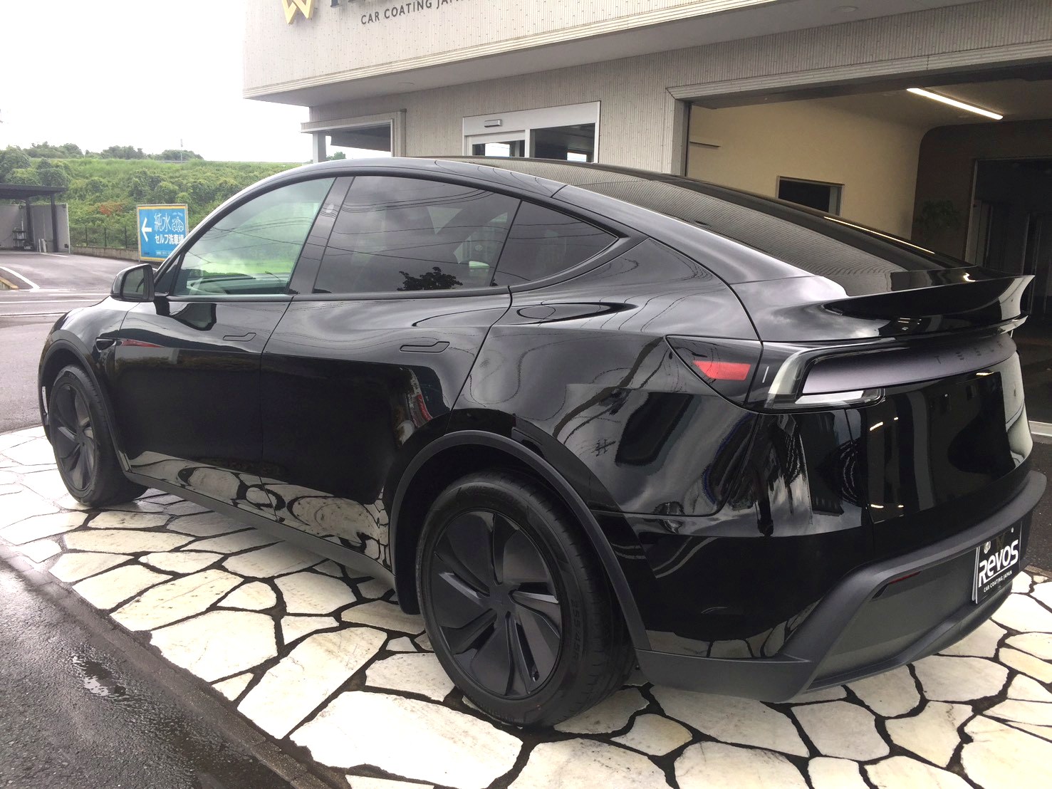 RevoS店舗前で輝く新型テスラ モデルY（黒・コーティング施術後）