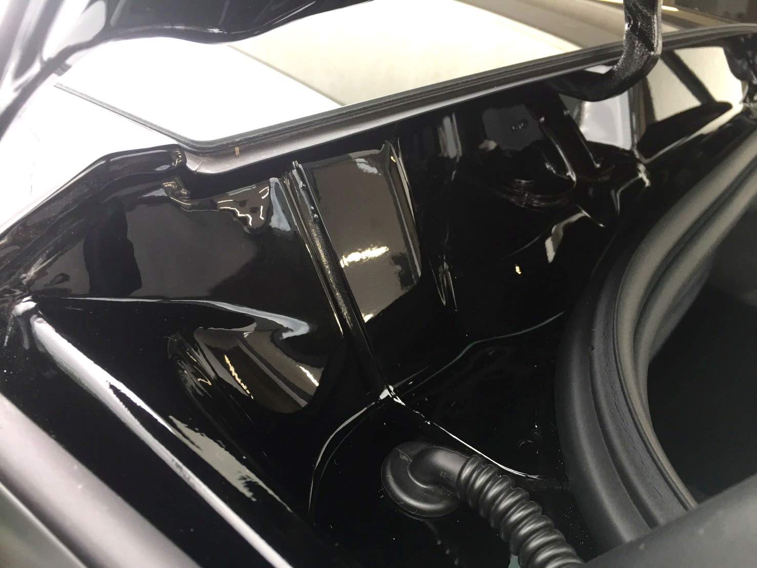 トランクの奥・シャット部まで丁寧に仕上げたテスラ モデルY