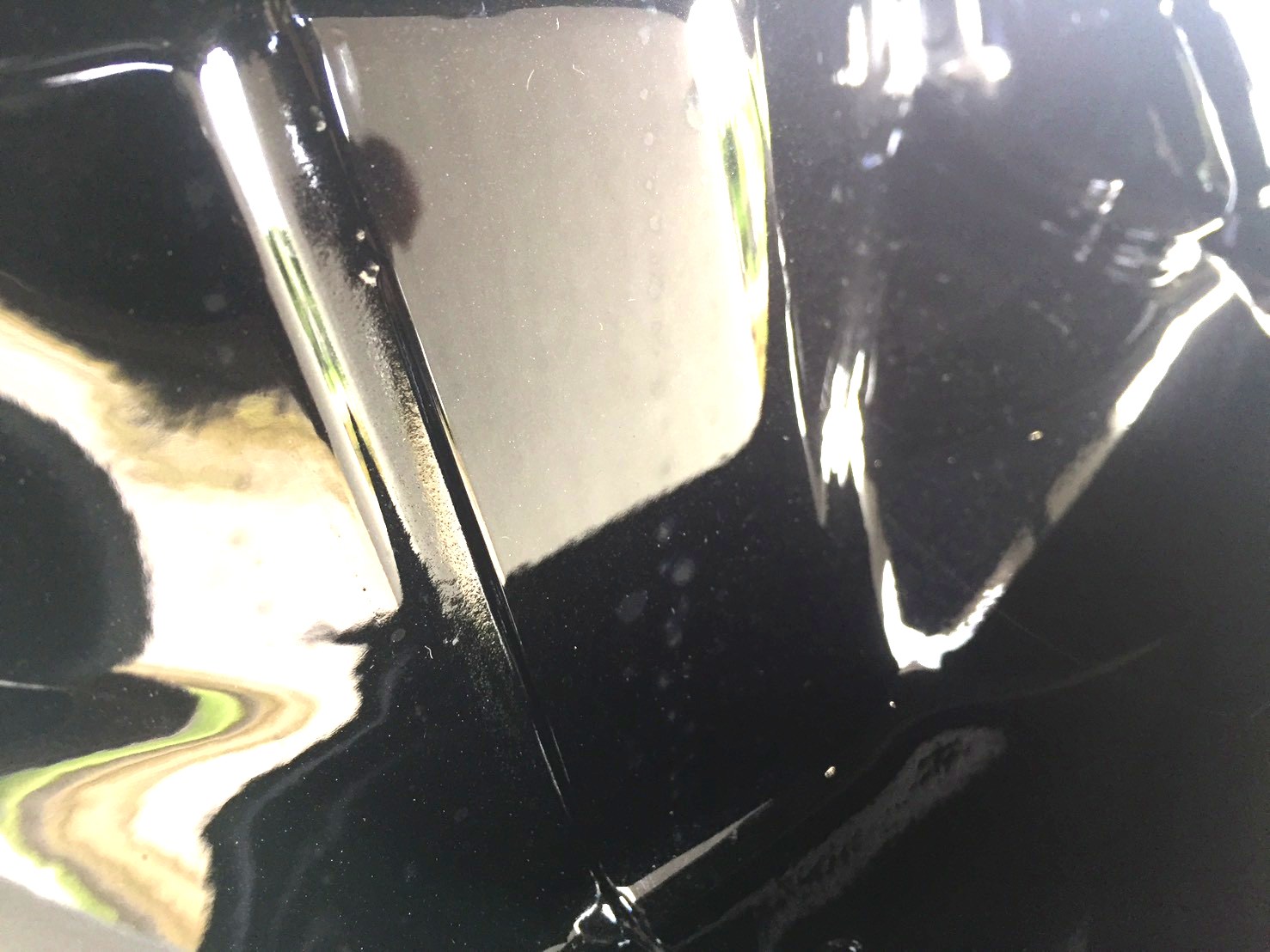 純水で丁寧に下地洗浄したテスラ モデルYの黒い塗装