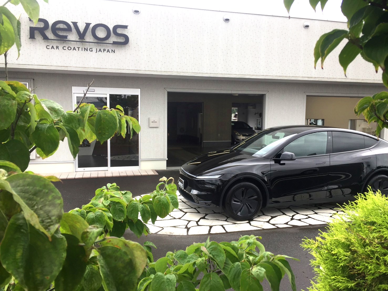 RevoS店舗前に佇む、コーティング施術後のテスラ モデルY
