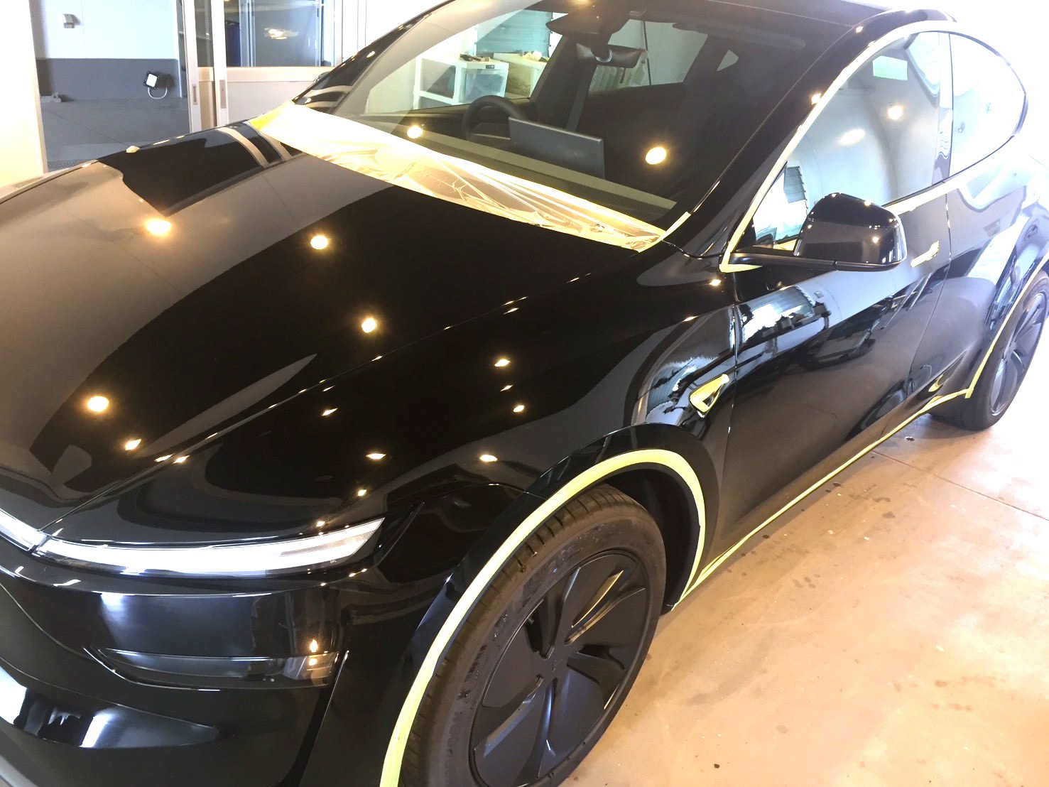 マスキングで養生し塗装を整えるテスラ モデルYのカーコーティング
