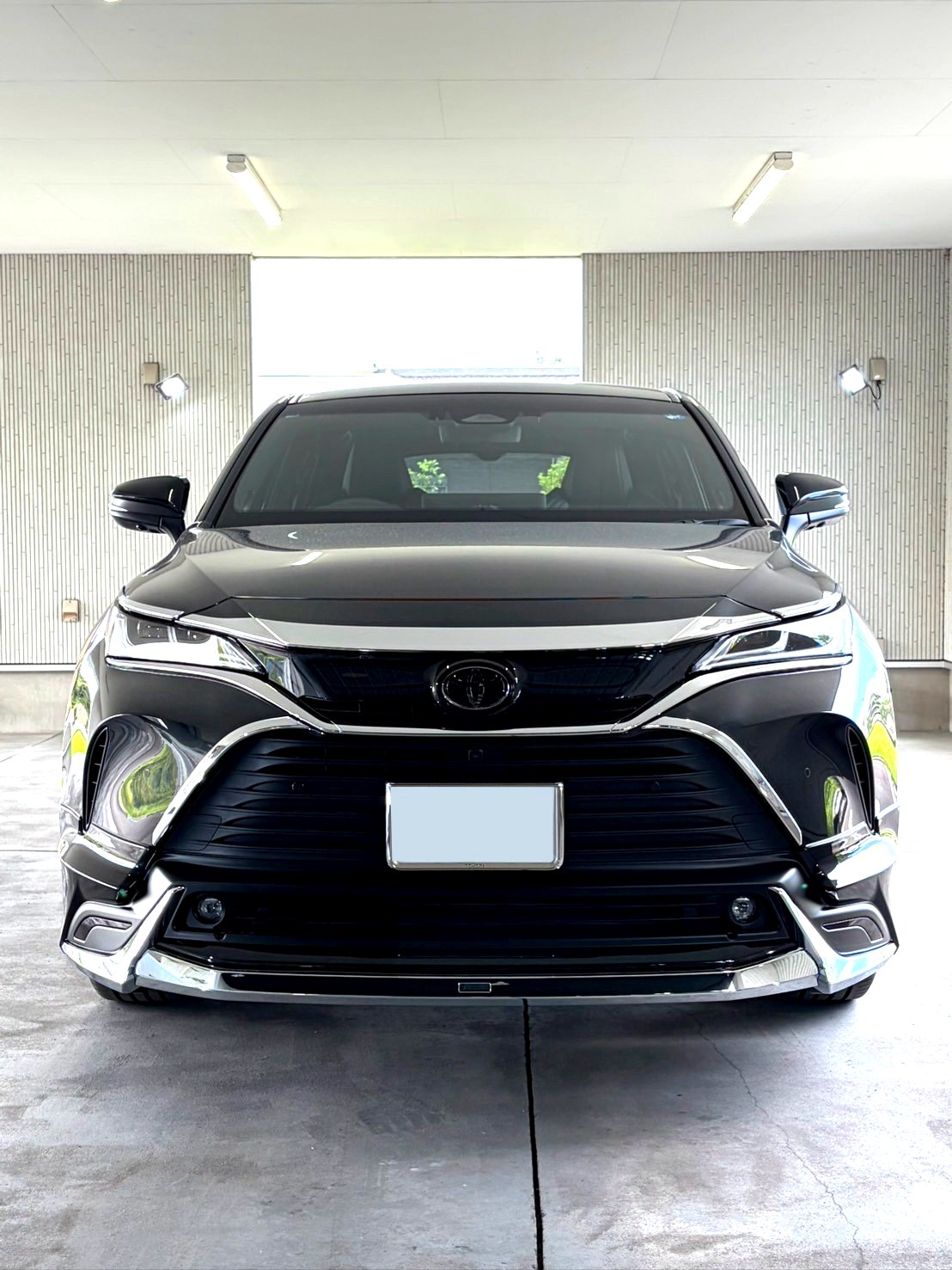 ご入庫時の黒のトヨタ ハリアー。下地調整の前