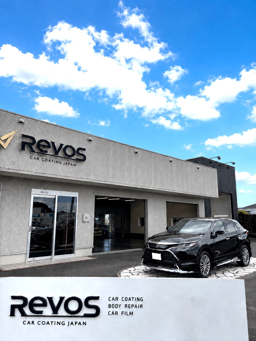RevoS Car Coating Japanの店舗前に並ぶ、施術を終えた黒のハリアー