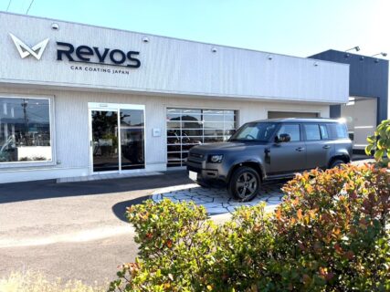 黒マットのランドローバー ディフェンダー Re125s施術後 RevoS店舗前