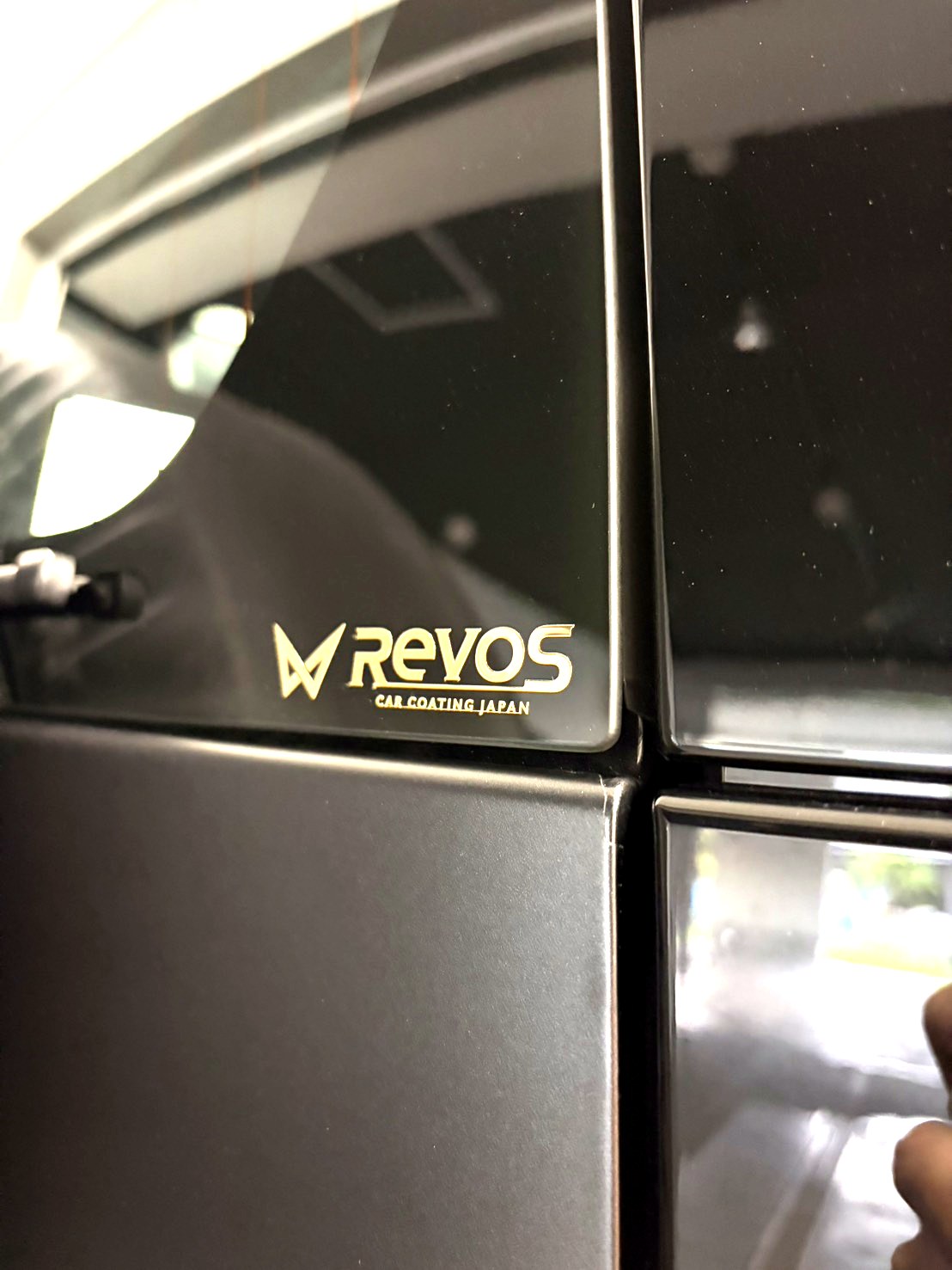 ランドローバー ディフェンダー 施術後のRevoSゴールドエンブレム
