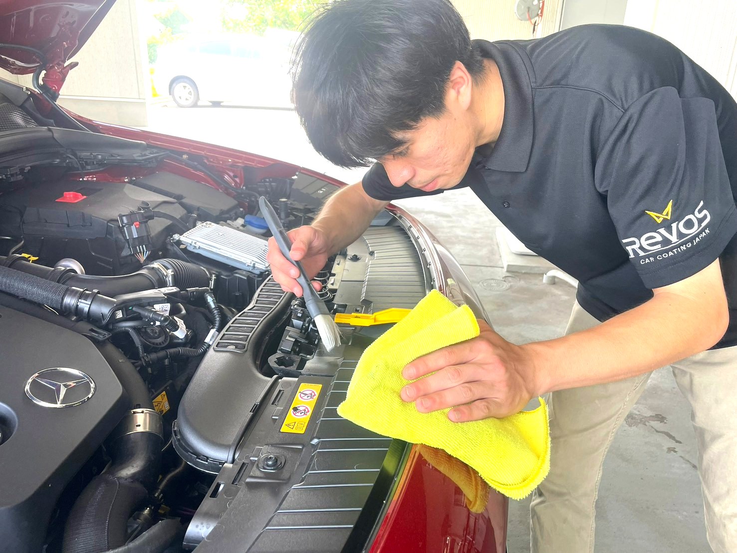 メルセデス・ベンツ GLA 赤 特許カーコーティング RevoS エンジンルームの清掃