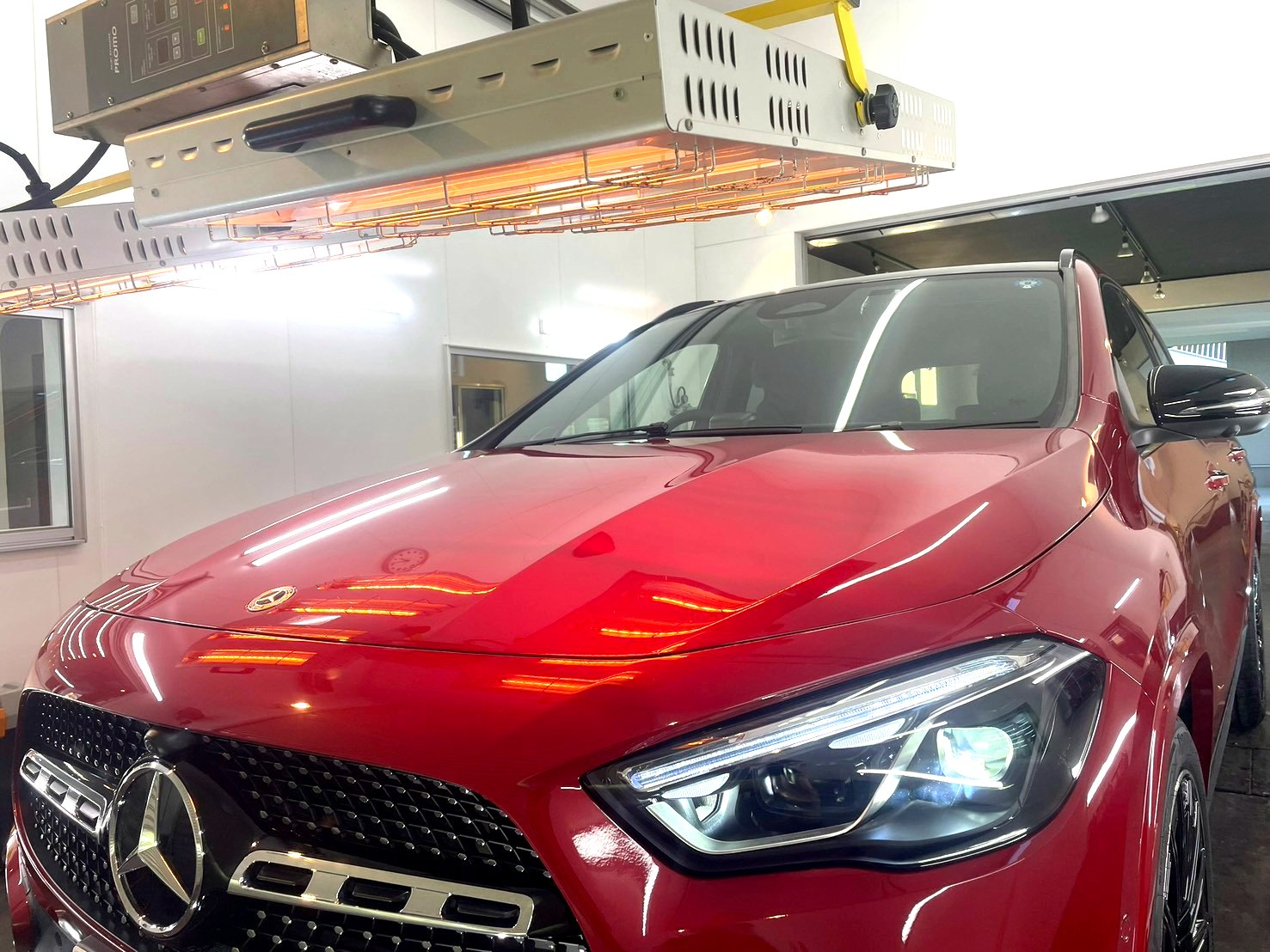 メルセデス・ベンツ GLA 赤 特許カーコーティング RevoS 硬化を終えたボンネット