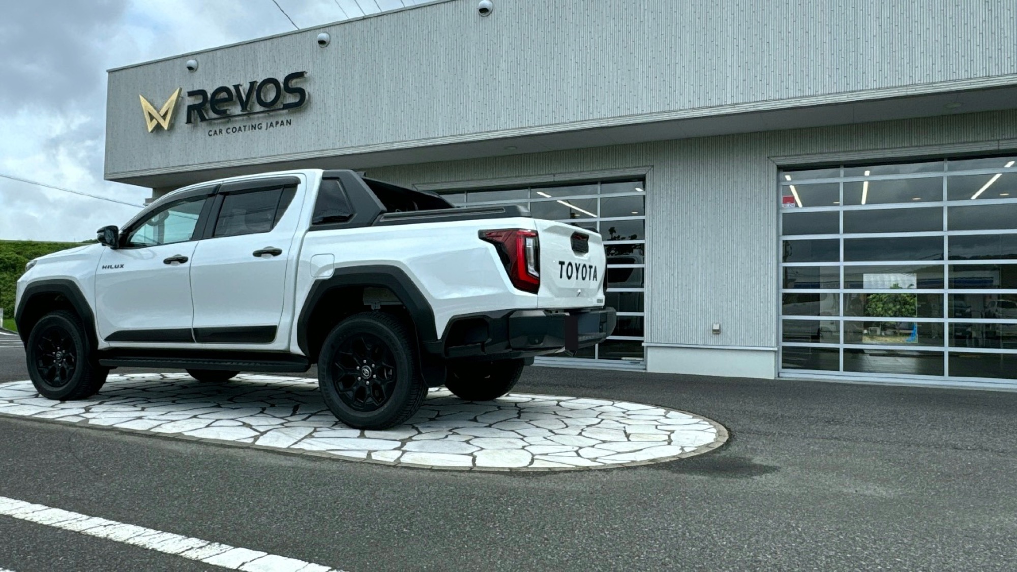 RevoS店舗前で完成したハイラックスの全体