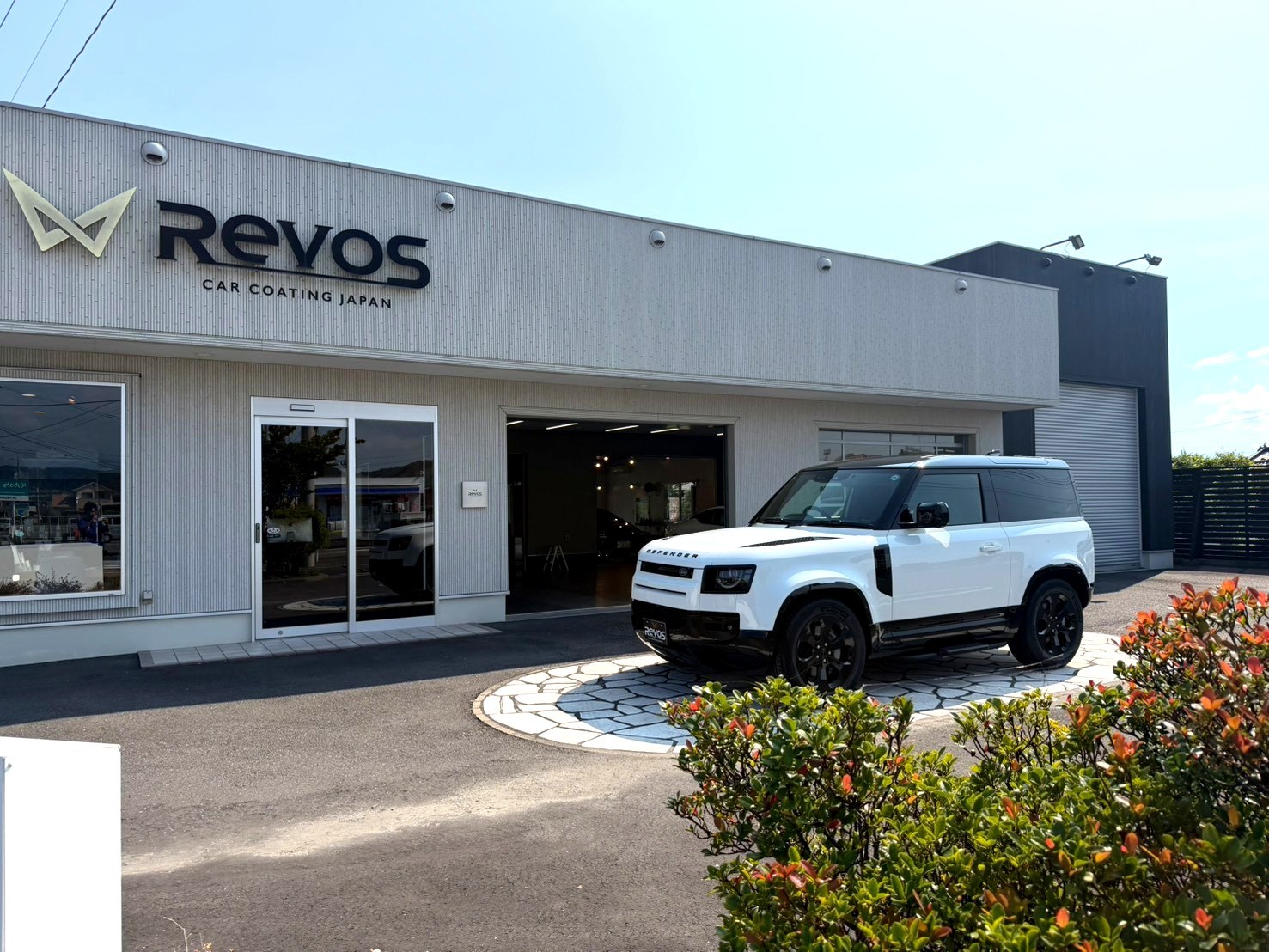RevoS店舗前のランドローバー ディフェンダー 白 完成