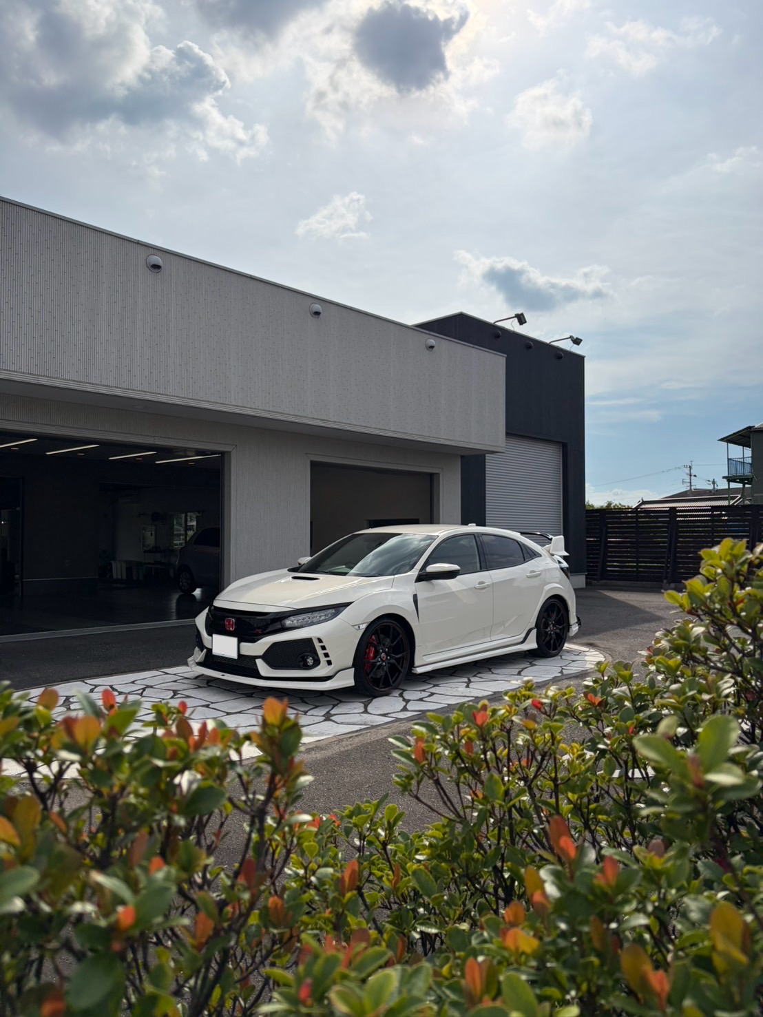 ホンダ シビック TYPE R・完成・植栽越し
