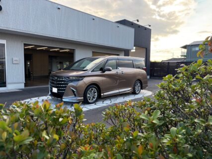 ブロンズのアルファード・完成・植栽越し