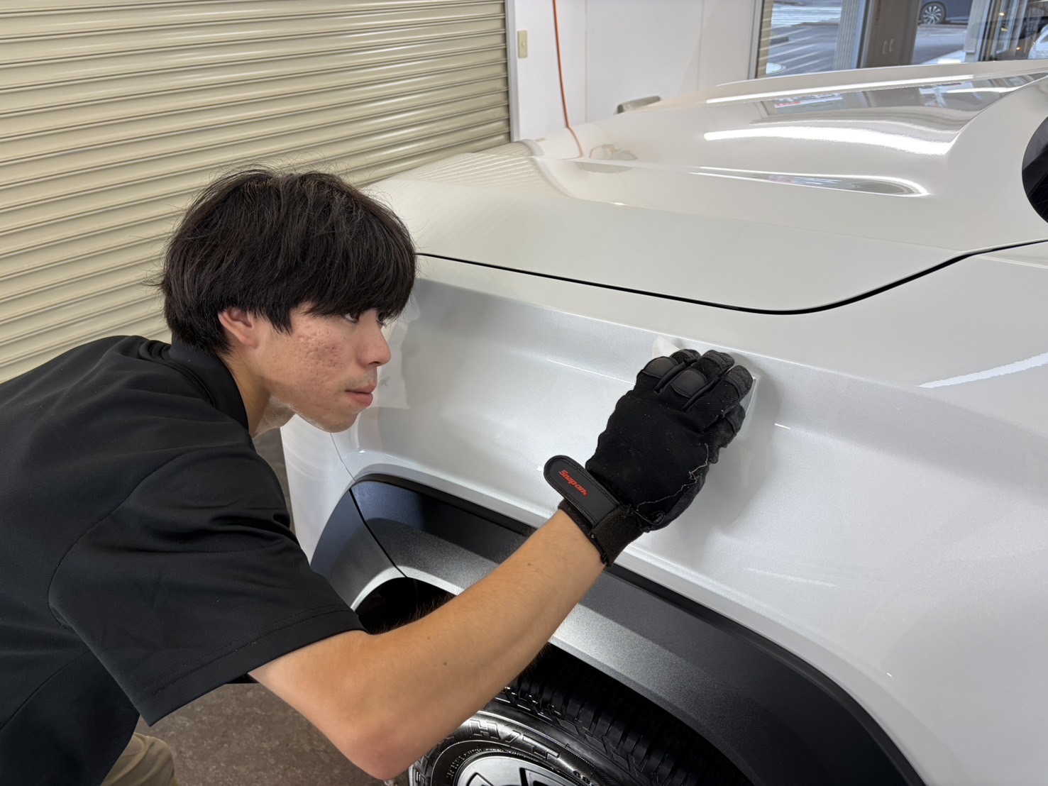 ハイラックスのボディにRevoS Diamondを塗布する工程