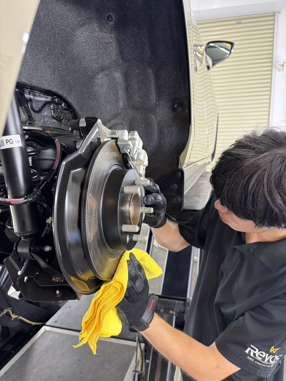 マツダ3・足回りをタオルで拭き上げる手作業