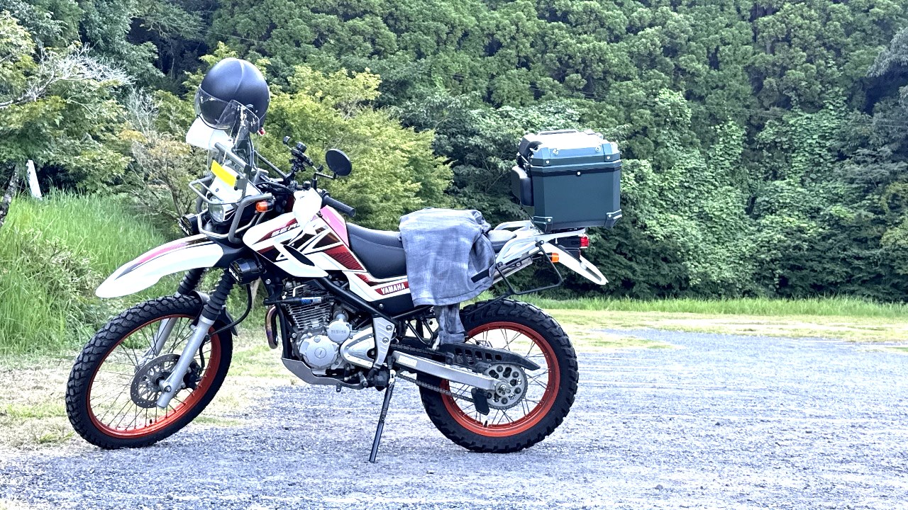 自然に囲まれた場所に停めた愛車のヤマハ・セロー