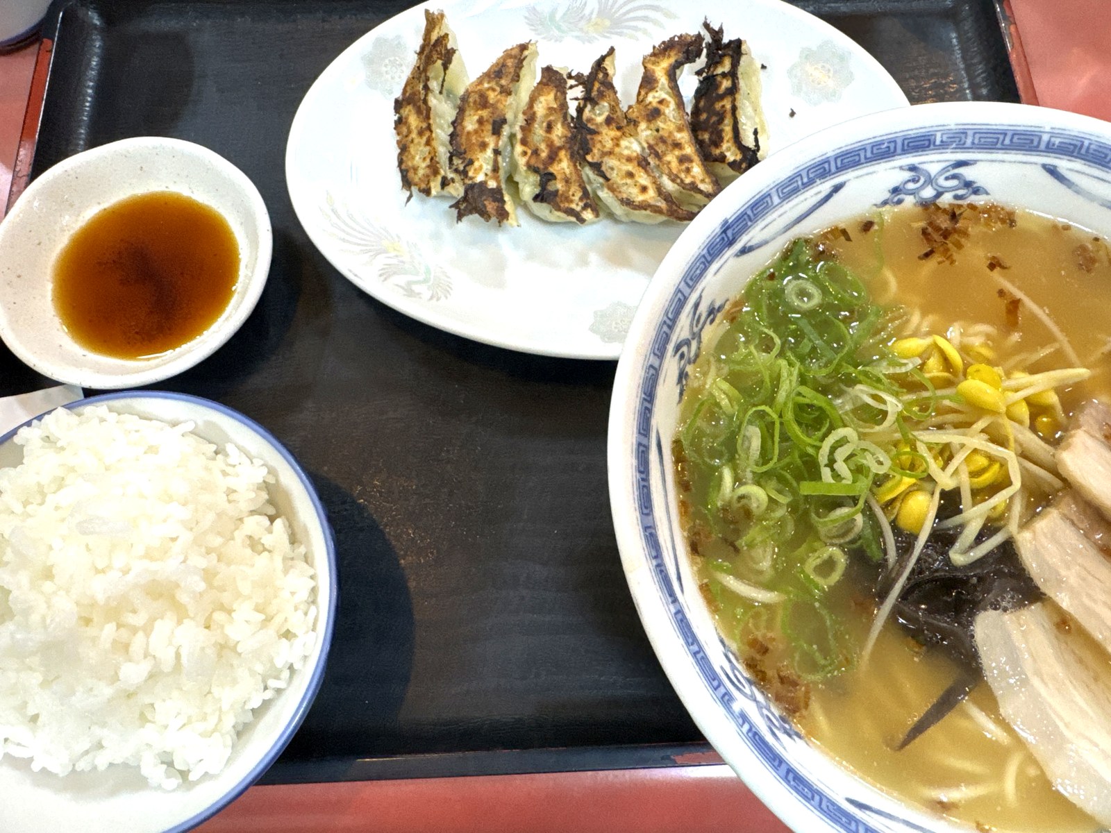 ラーメンと餃子、ご飯のセット