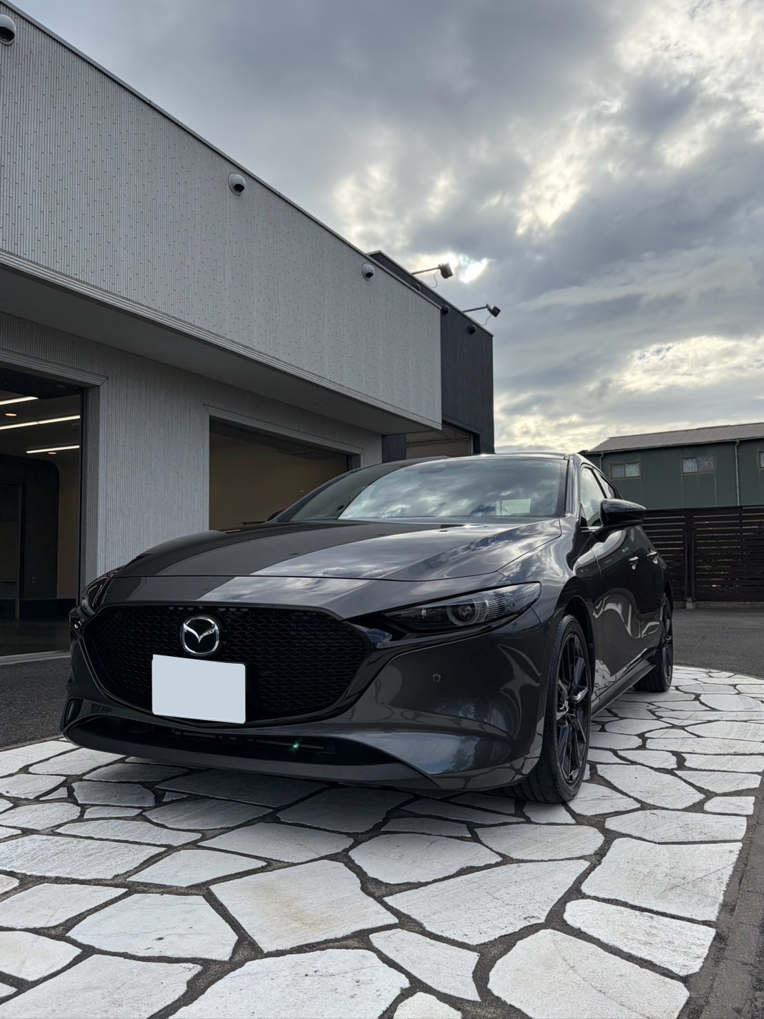 施術後のマツダ3を低い位置から見た正面の姿
