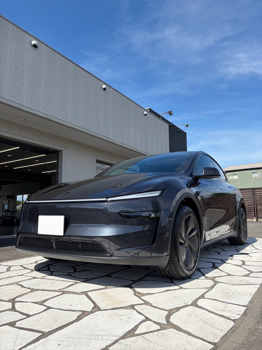 施術を終えたテスラ モデルYを屋外で斜め前から見た全景