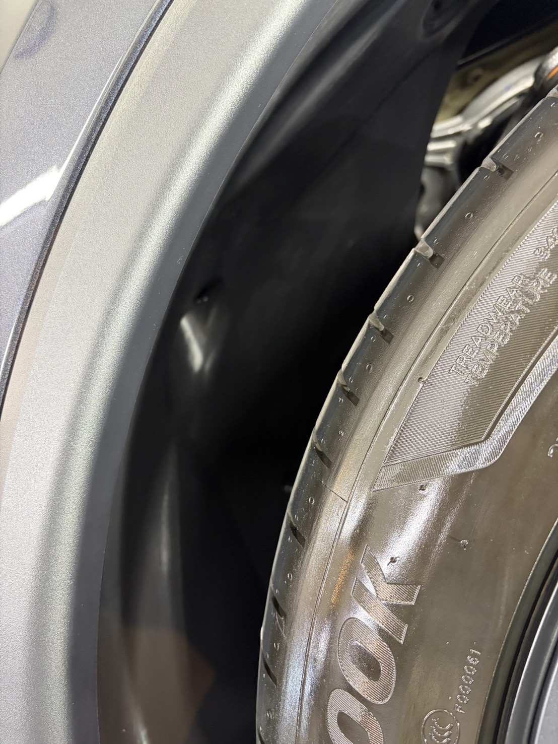 手入れ後のテスラ モデルYのタイヤ内側