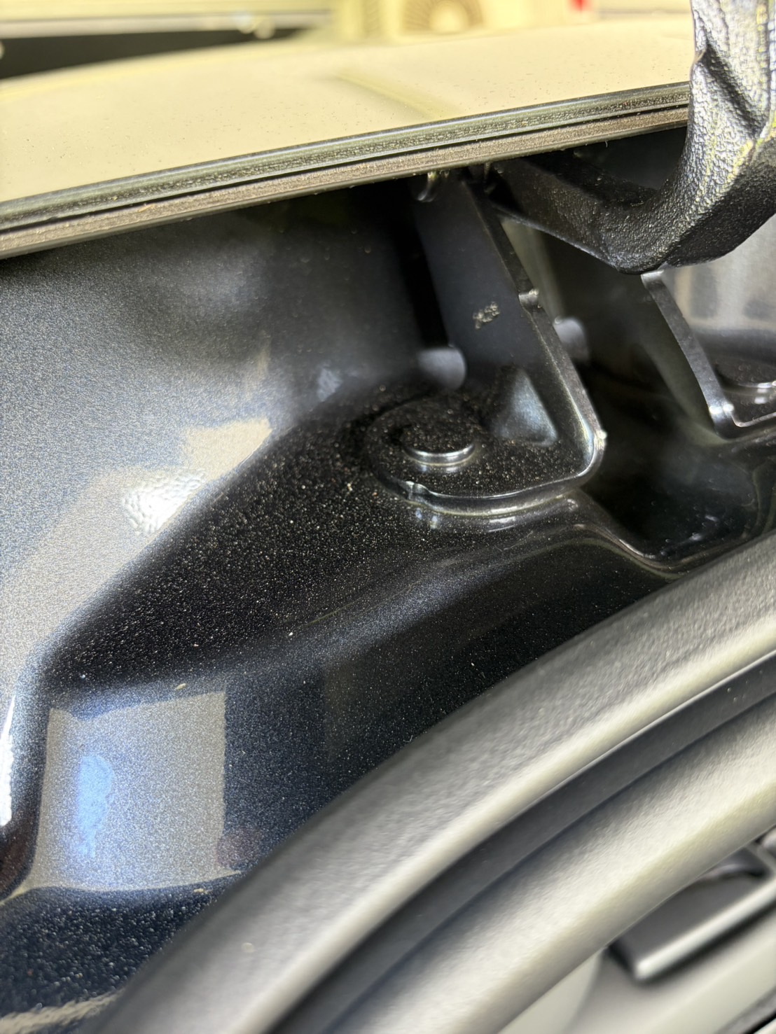 テスラ モデルYの金具まわりのくぼみに残った細かな汚れ