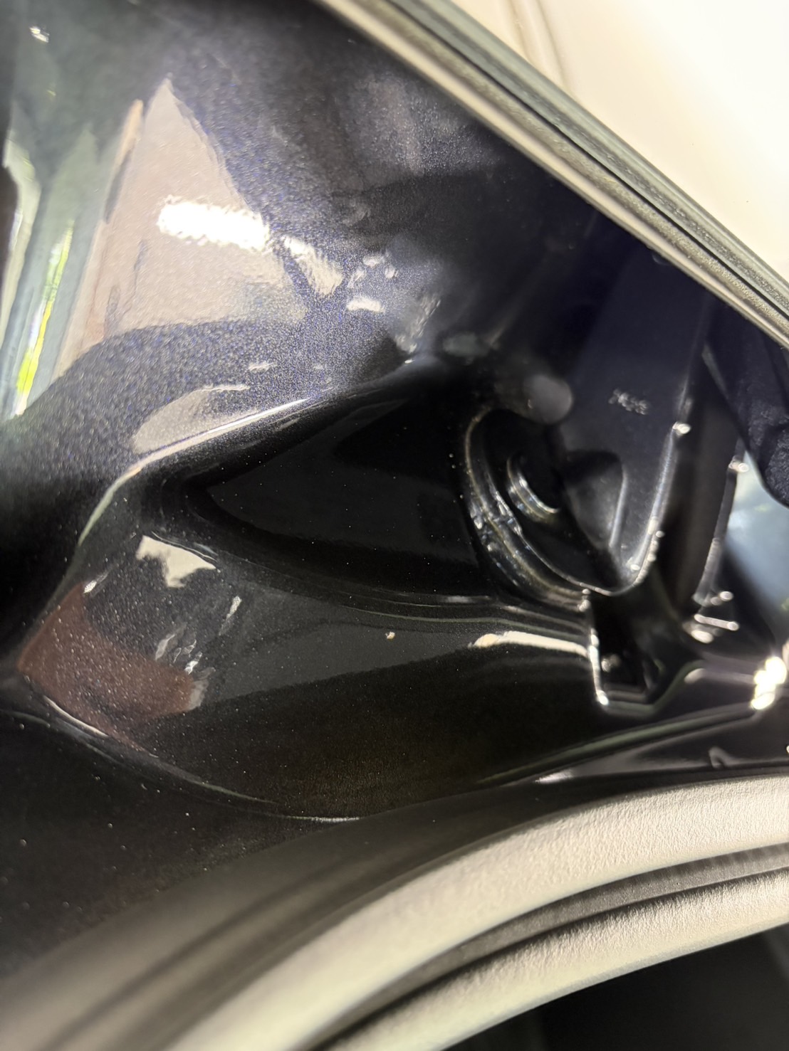 手入れしたテスラ モデルYの金具まわりのくぼみ
