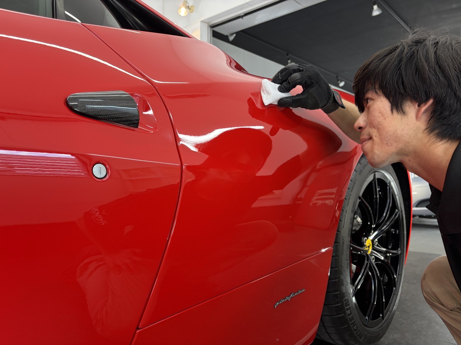 フェラーリ458様のボディに手をかけるRevoSマイスター