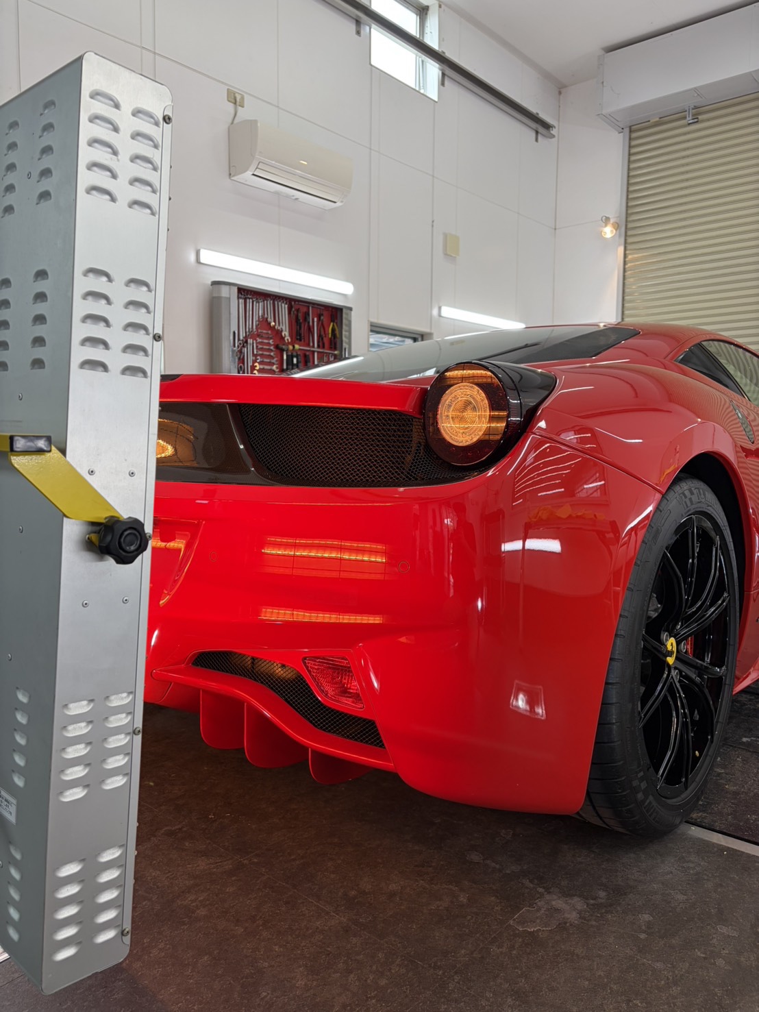 フェラーリ458様のリアへ赤外線ヒーターを当てる工程