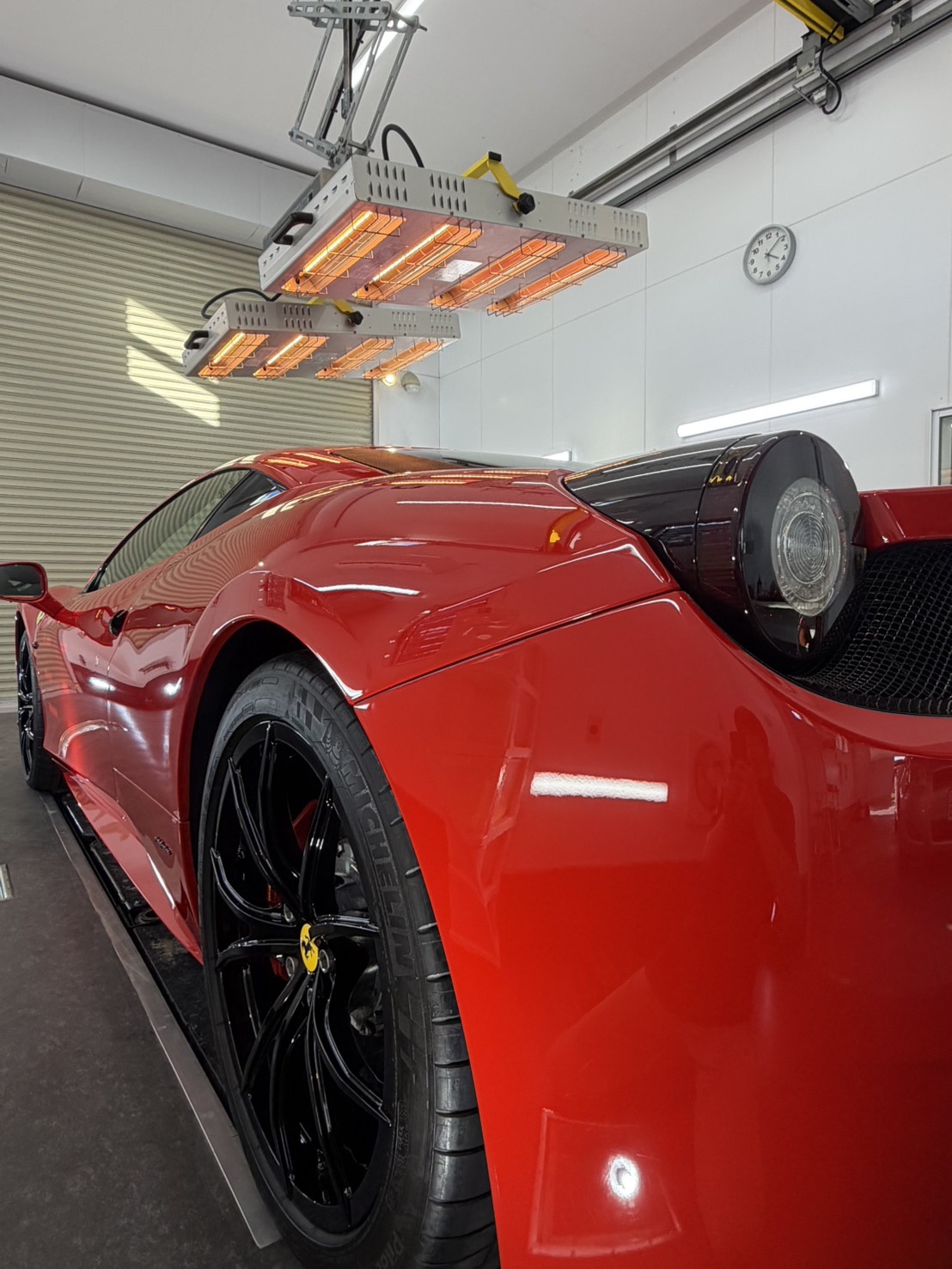 フェラーリ458様の上方から当てる天井吊り赤外線ヒーター