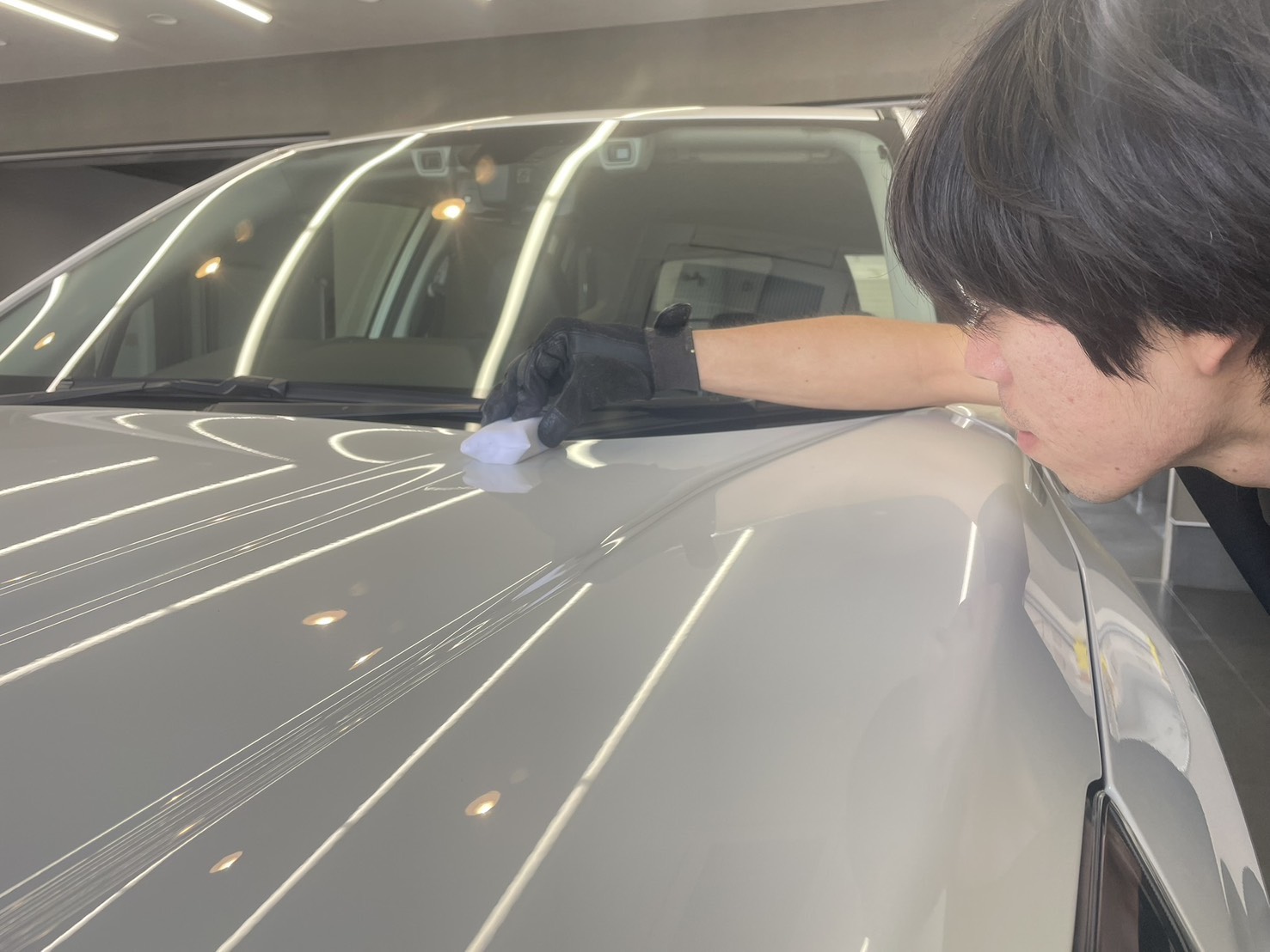 ボンネットへRevoS Diamondを塗り込む作業