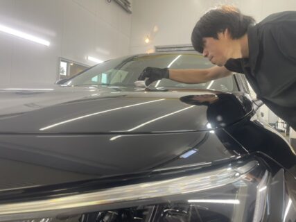 シビック TYPE Rのボンネットへ手作業でコーティングを塗布するマイスター