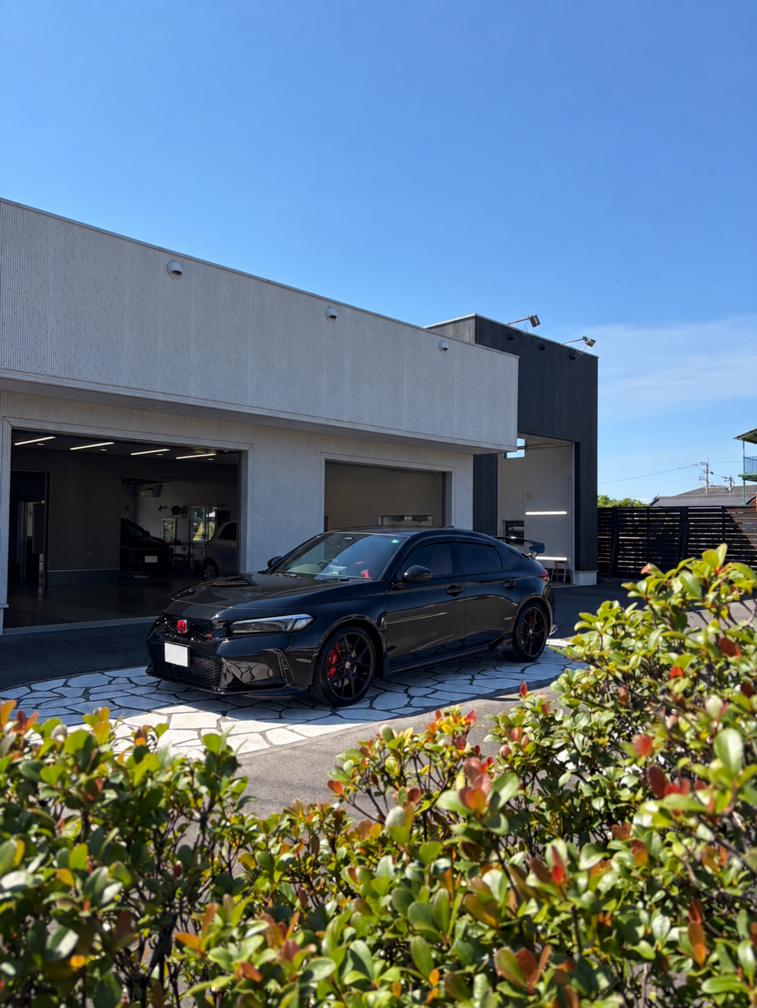 植栽越しに見える完成したシビック TYPE R